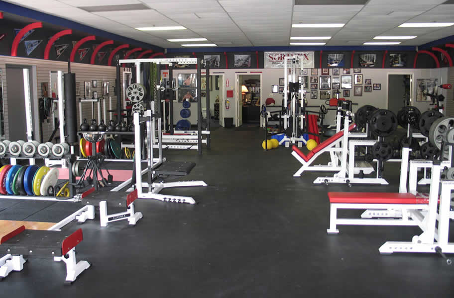 This image shows a gym with rubber epoxy floor coating